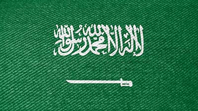 Flagge Saudi-Arabien - Die Nationalflagge zeigt auf grünem Grund ein weißes, waagerecht angeordnetes Schwert, darüber weiße arabische Buchstaben.