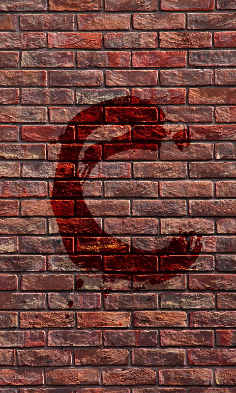 Blutiges C an einer Backsteinmauer