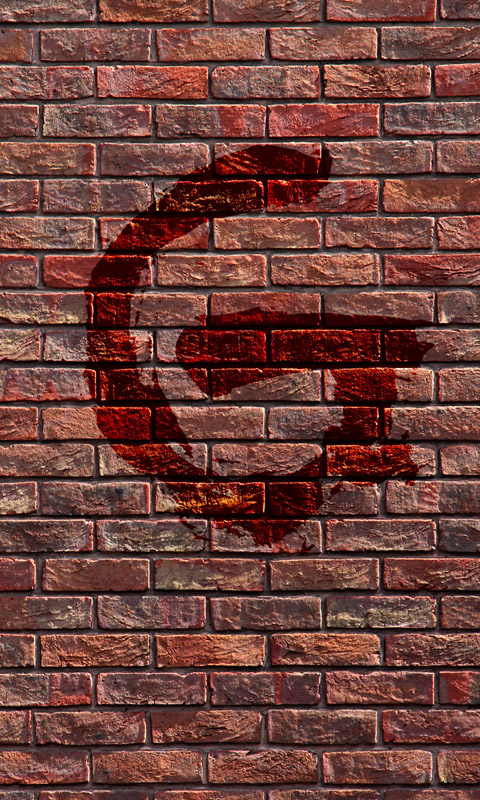 Blutiges G an einer Backsteinmauer