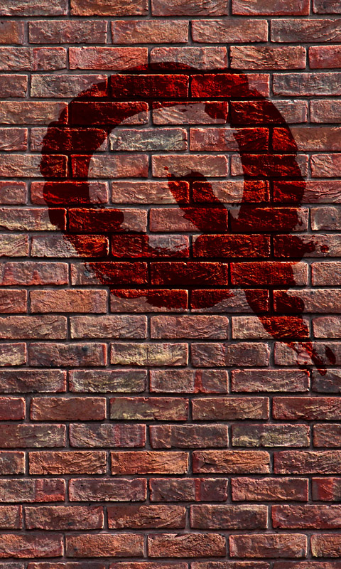 Blutiges Q an einer Backsteinmauer