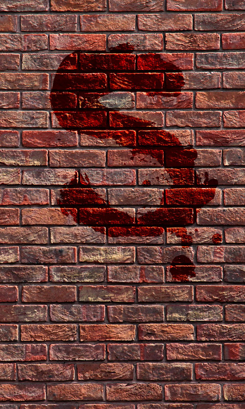 Blutiges S an einer Backsteinmauer