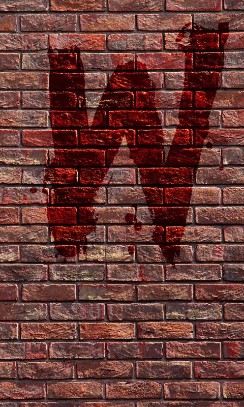 Blutiges W an einer Backsteinmauer
