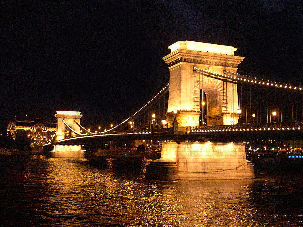 Budapest, Ungarn - die Kettenbrücke (Lánchíd), die älteste der Budapester Brücken über die Donau
