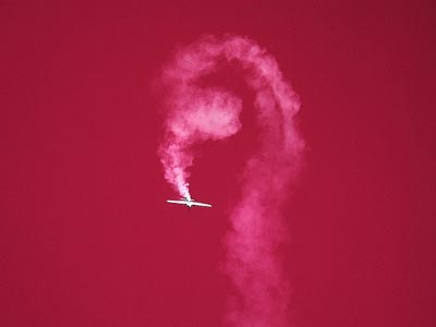 Surrealistische Farben - Flugzeug, roter Himmel