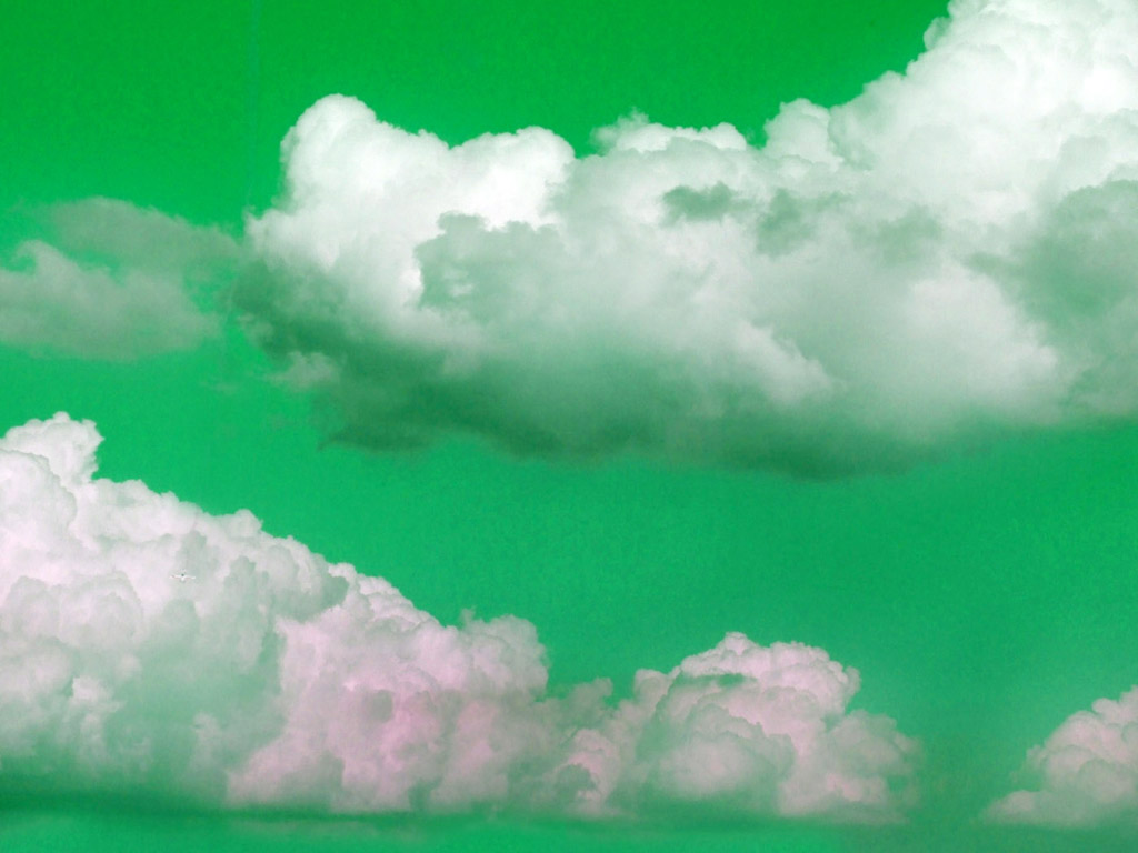 Surrealistische Farben - grüner Himmel mit Wolken