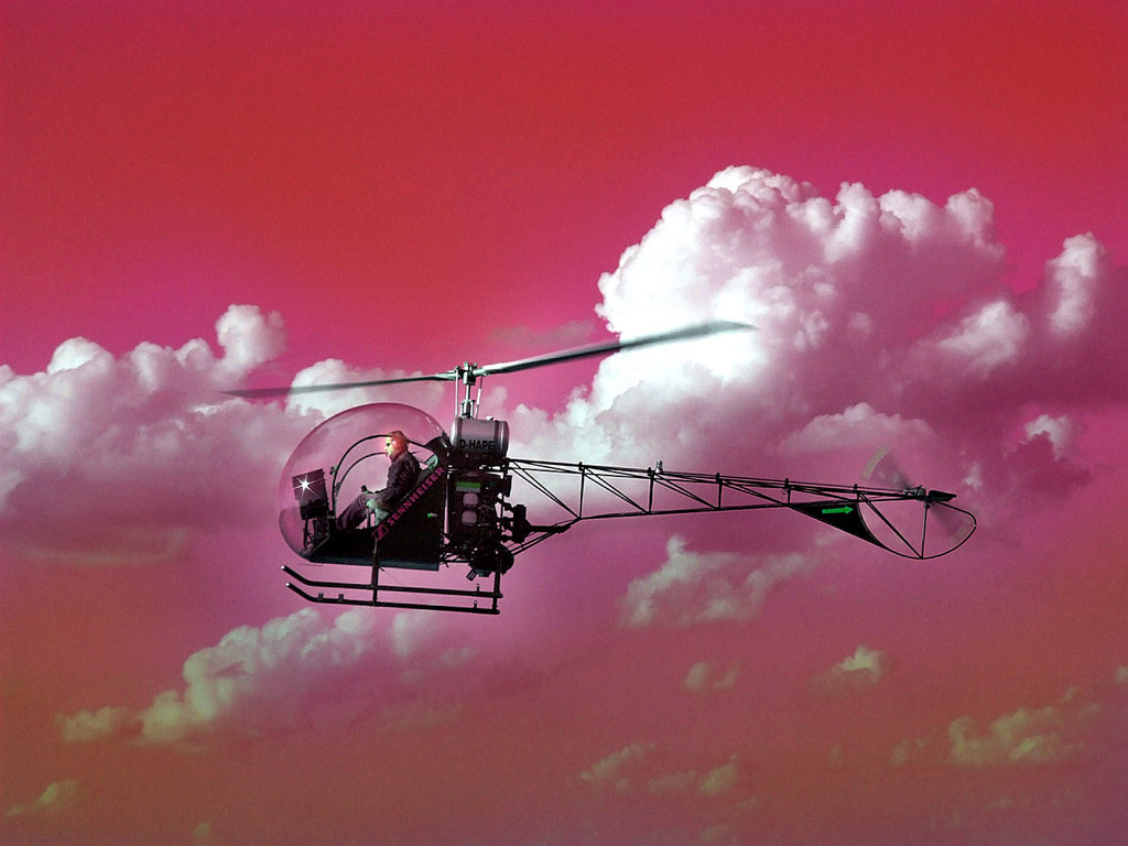 Surrealistische Farben - roter Himmel mit Wolken + Hubschrauber