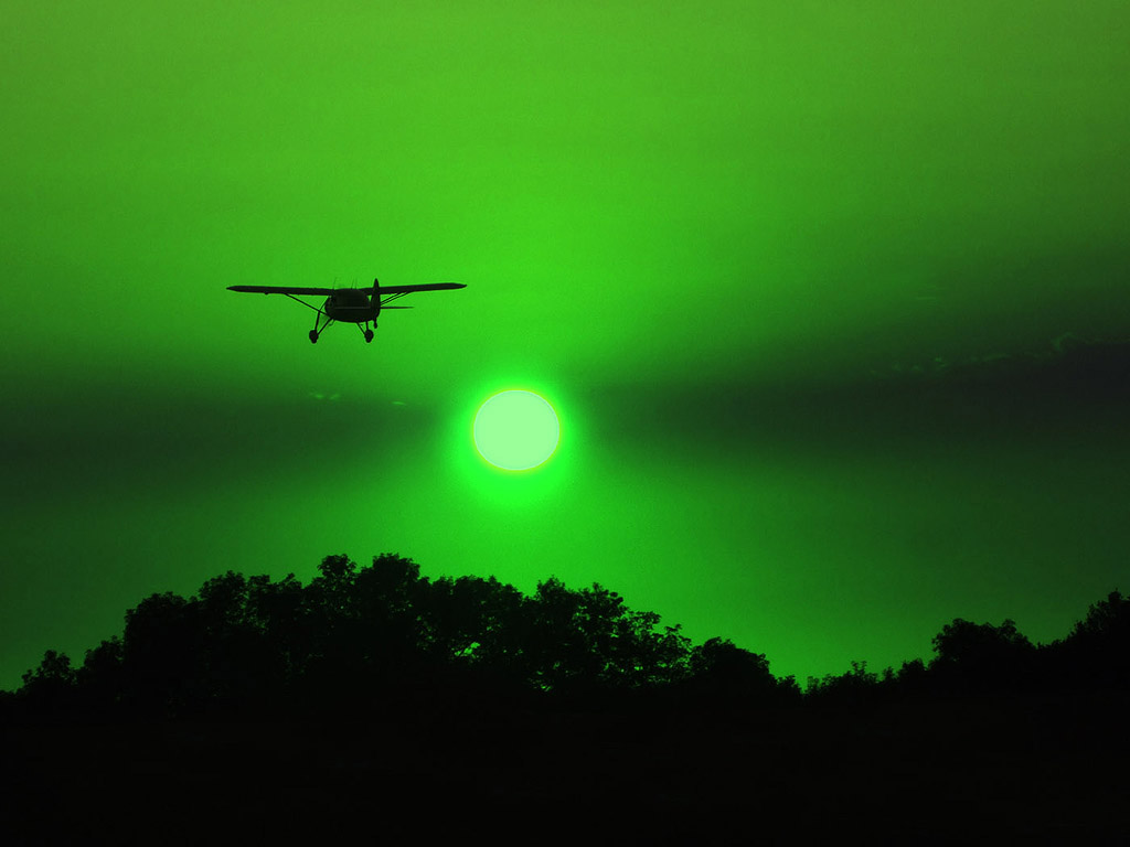 Surrealistische Farben - grüner Sonnenuntergang + Flugzeug