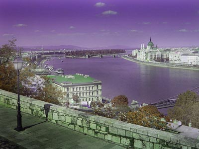 Surrealistische Farben - Budapest in lila und grün
