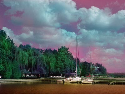 Surrealistische Farben - Rosa Himmel, braunes Wasser und Segelboote