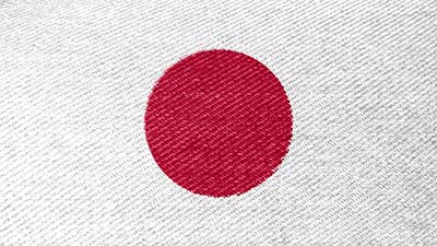 Japan Nationalflagge zeigt auf weißem Grund einen mittig angeordneten großen zinnoberroten Kreis als Sonnensymbol
