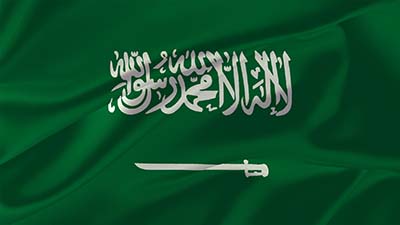 Flagge Saudi-Arabien - Die Nationalflagge zeigt auf grünem Grund ein weißes, waagerecht angeordnetes Schwert, darüber weiße arabische Buchstaben.