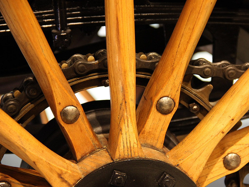 Mercedes-Benz Autorad / Mercedes-Benz Museum, Stuttgart