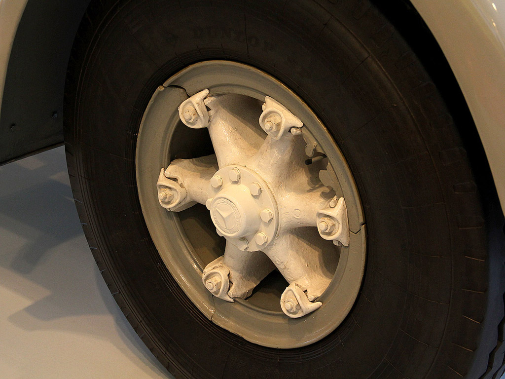 Mercedes-Benz Autorad / Mercedes-Benz Museum, Stuttgart
