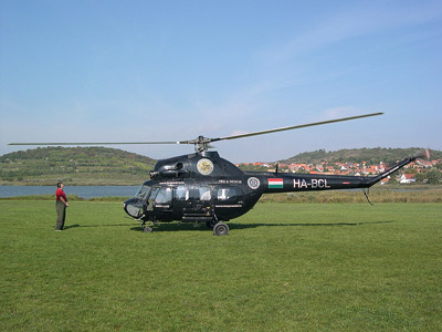 Schwarzer Hubschrauber - Mil Mi-2 Helikopter