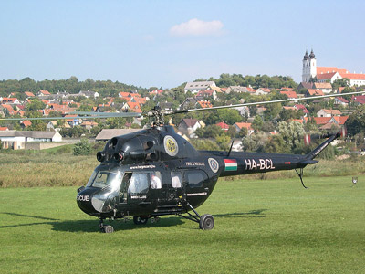 Schwarzer Hubschrauber - Mil Mi-2 Helikopter