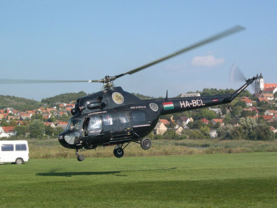 Schwarzer Hubschrauber - Mil Mi-2 Helikopter