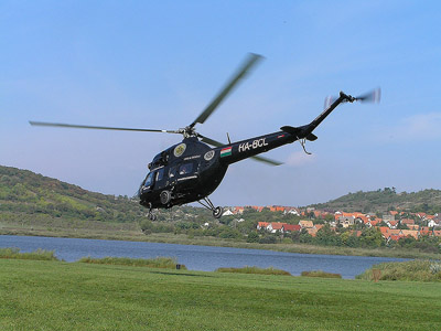 Schwarzer Hubschrauber - Mil Mi-2 Helikopter