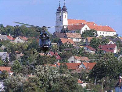 Schwarzer Hubschrauber - Mil Mi-2 Helikopter