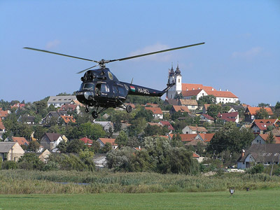 Schwarzer Hubschrauber - Mil Mi-2 Helikopter