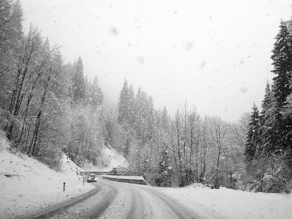 Unterwegs bei Schneefall - Winter