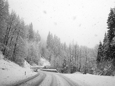 Unterwegs bei Schneefall - Winter