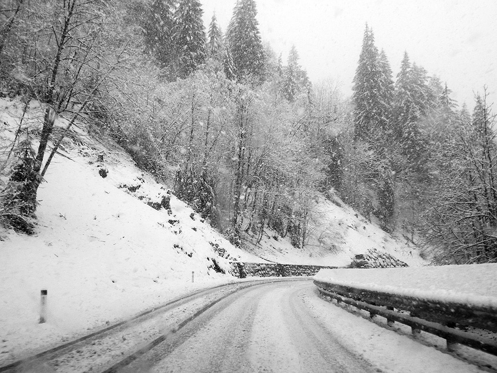 Unterwegs bei Schneefall - Winter