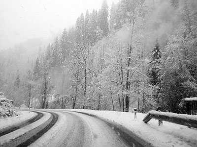 Unterwegs bei Schneefall - Winter