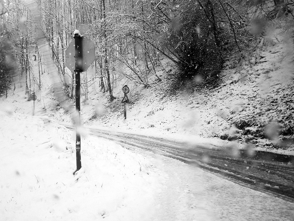 Unterwegs bei Schneefall - Winter