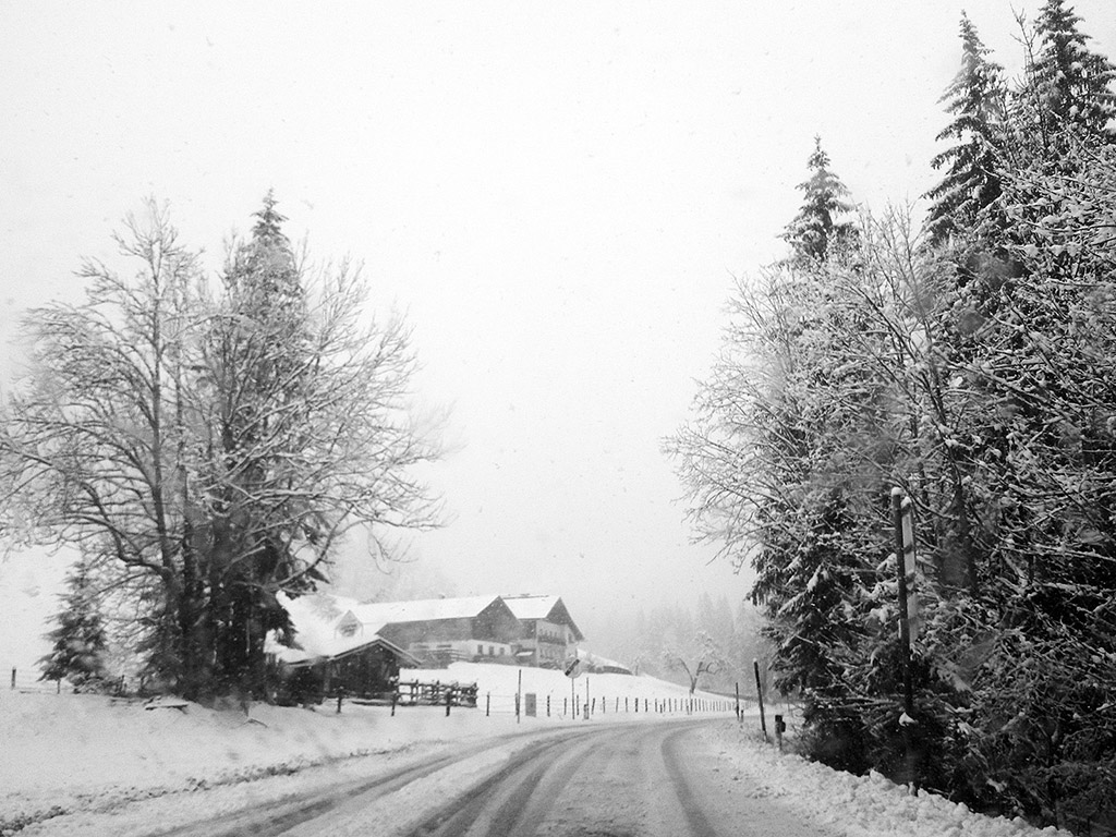 Unterwegs bei Schneefall - Winter