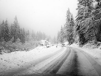 Unterwegs bei Schneefall - Winter