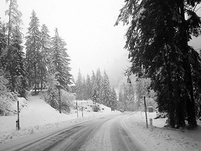 Unterwegs bei Schneefall - Winter