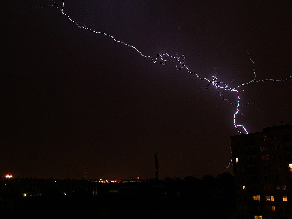 Ein Blitz in der Nacht, am schwarzen Himmel