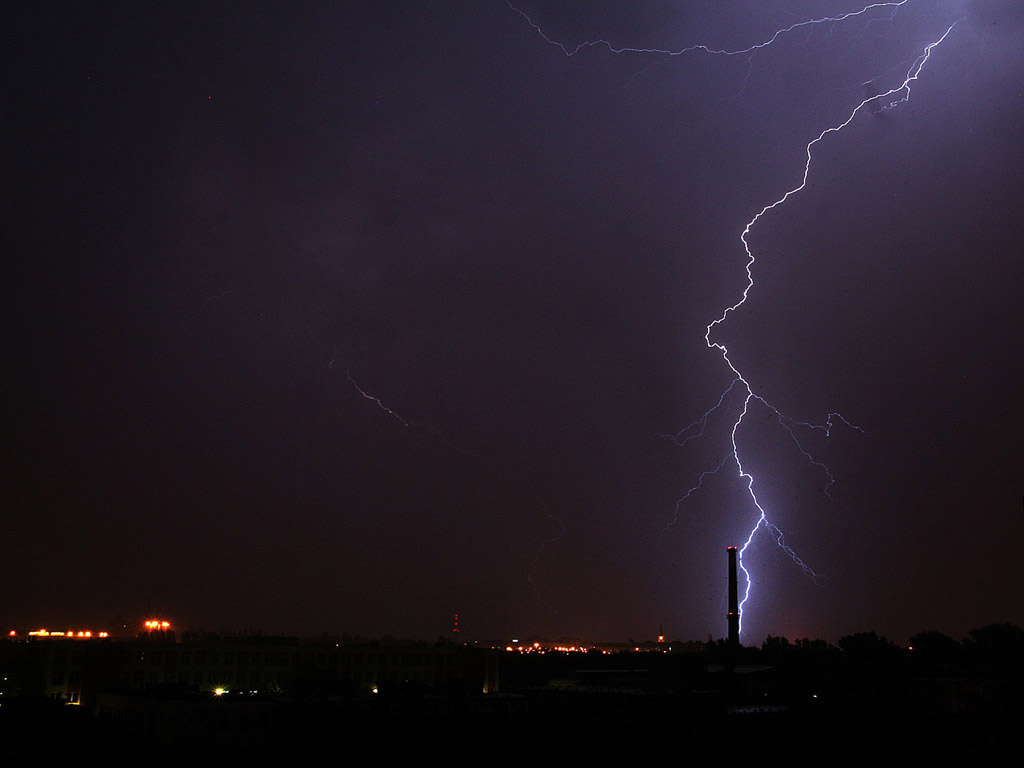 Ein Blitz in der Nacht, am schwarzen Himmel