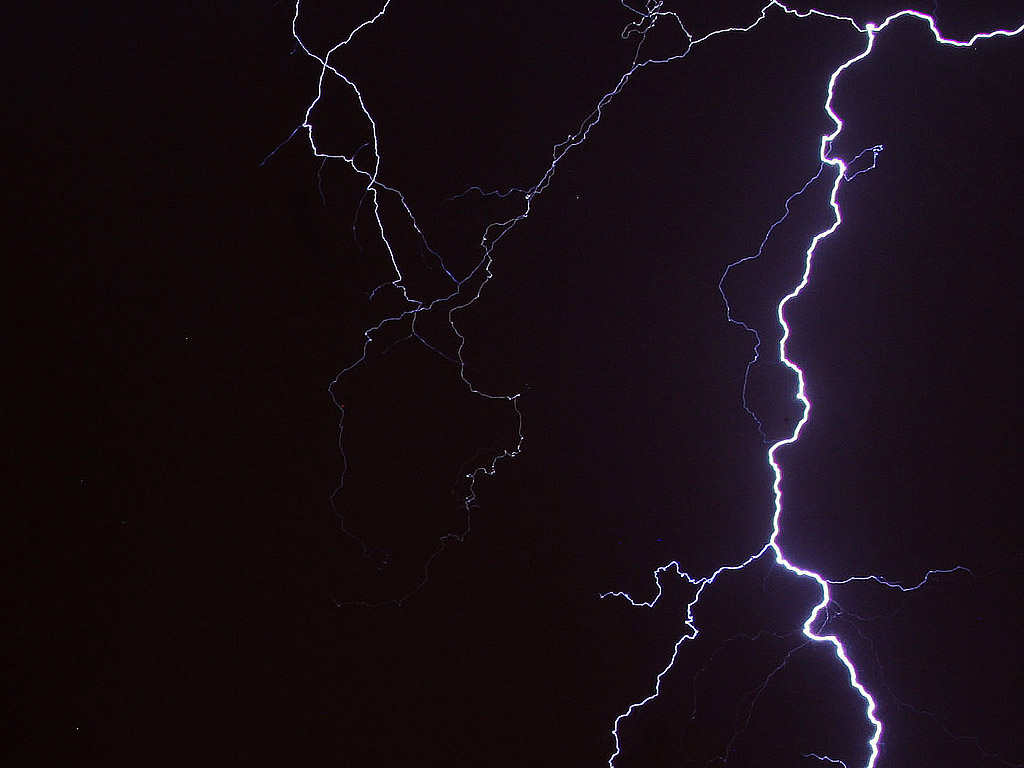 Ein Blitz in der Nacht, am schwarzen Himmel