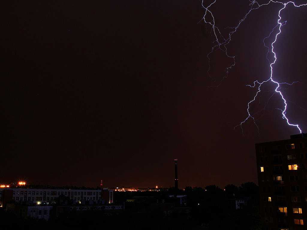 Ein Blitz in der Nacht, am schwarzen Himmel