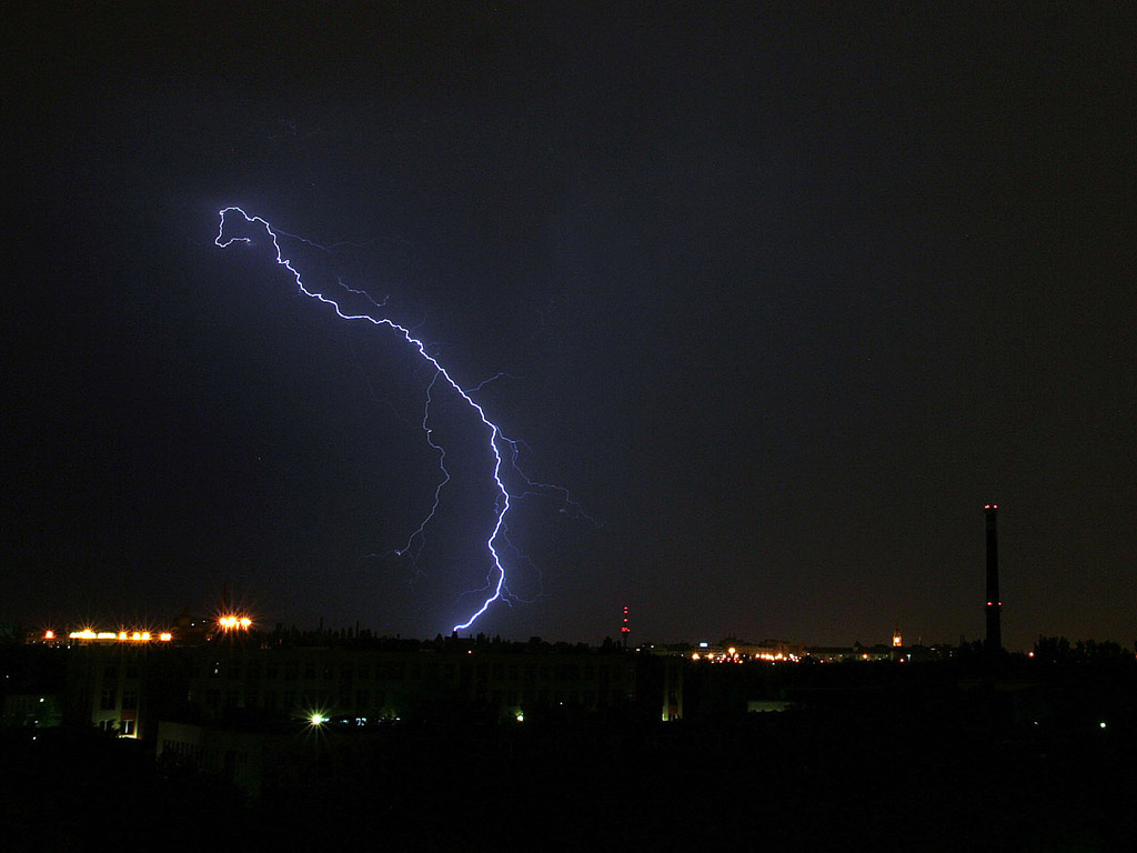 Ein Blitz in der Nacht, am schwarzen Himmel