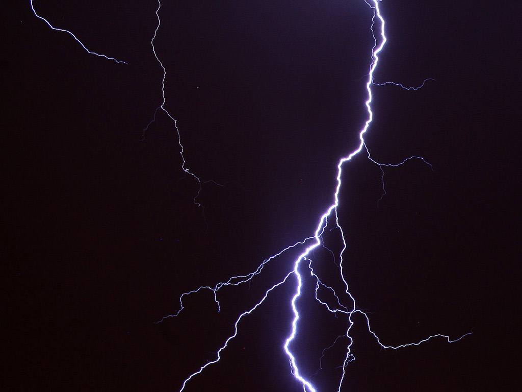 Ein Blitz in der Nacht, am schwarzen Himmel