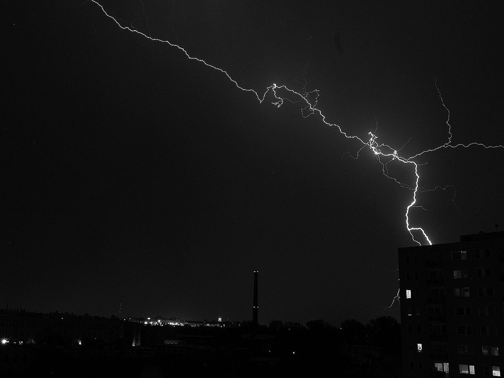 Ein Blitz in der Nacht, am schwarzen Himmel