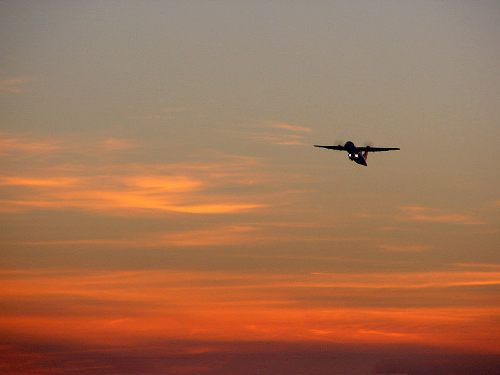 Sonnenuntergang - roter Himmel mit Flugzeug - Kostenloses Hintergrundbild