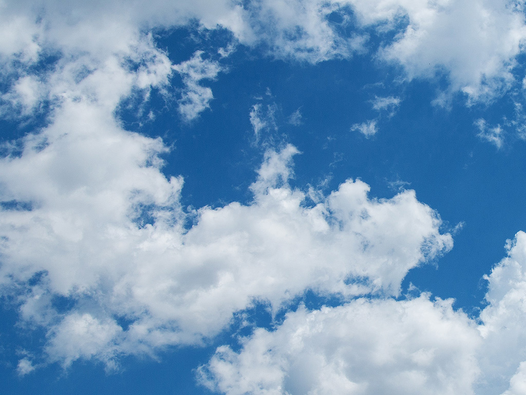 Blauer Himmel und weisse Wolken #901