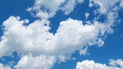 Blauer Himmel und Weisse Wolken