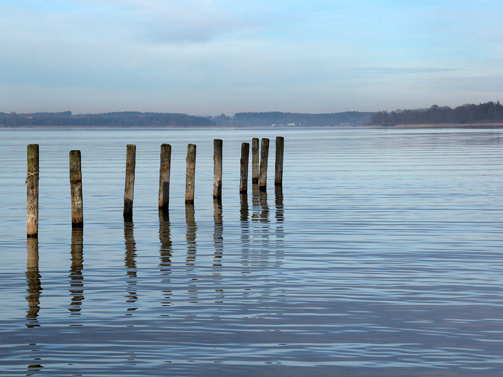 Chiemsee, Deutschland - 01-01-2013 - das bayerische Meer - Kostenloses Hintergrundbild / Pfähle im Wasser