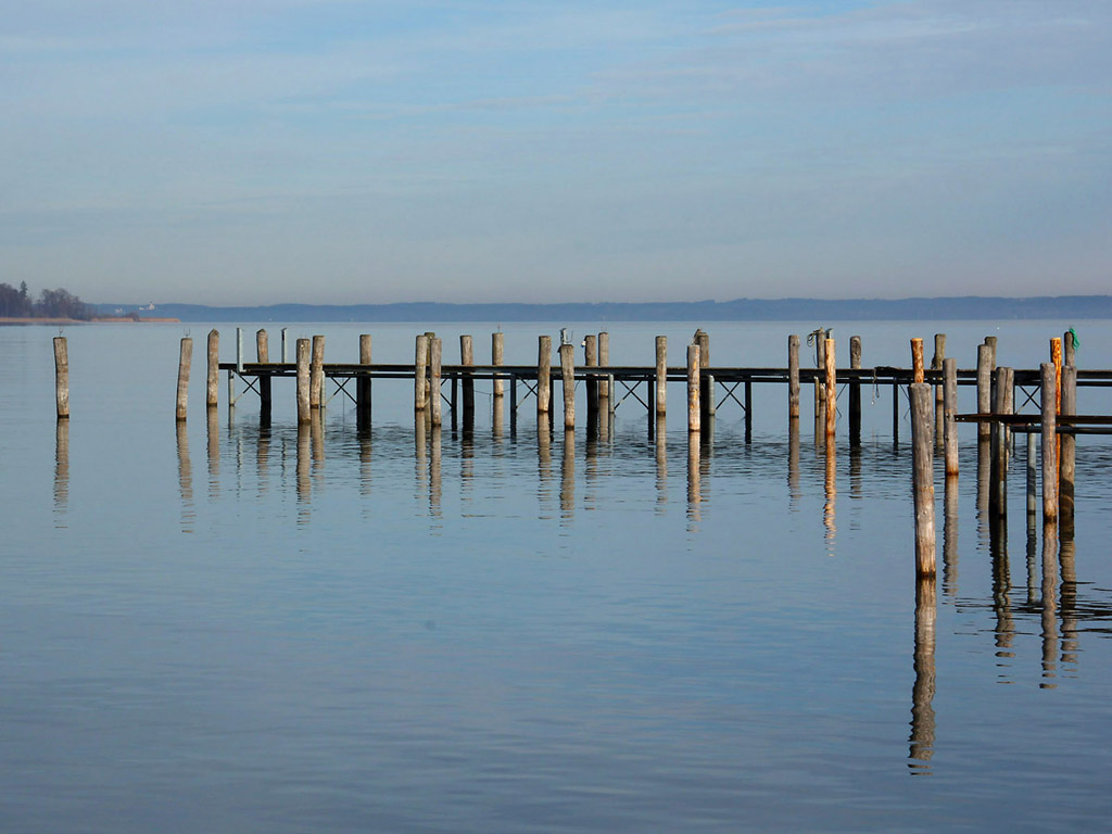 Chiemsee, Deutschland - 01-01-2013 - das bayerische Meer - Kostenloses Hintergrundbild / Pfähle im Wasser