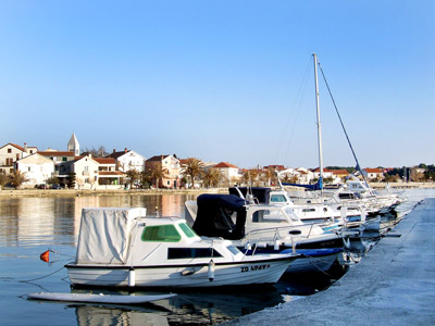 Petrčane - Adriatisches Meer, blauer Himmel, blaues Wasser, Schiffe