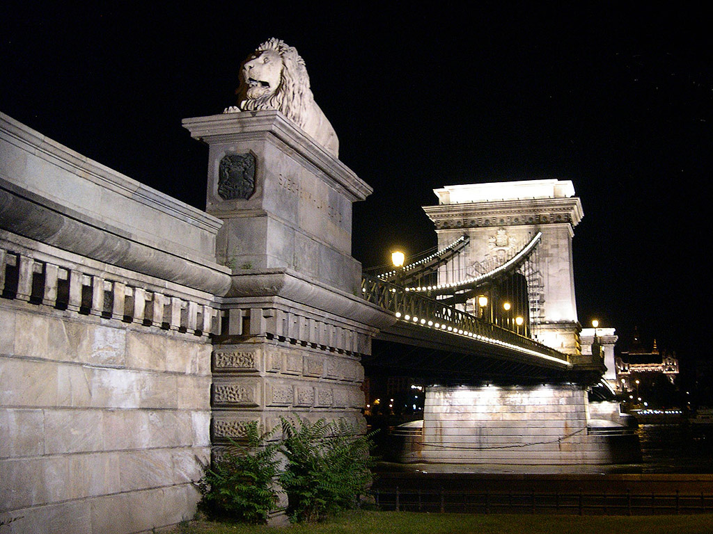 Budapest, Ungarn - die Kettenbrücke (Lánchíd), die älteste der Budapester Brücken über die Donau