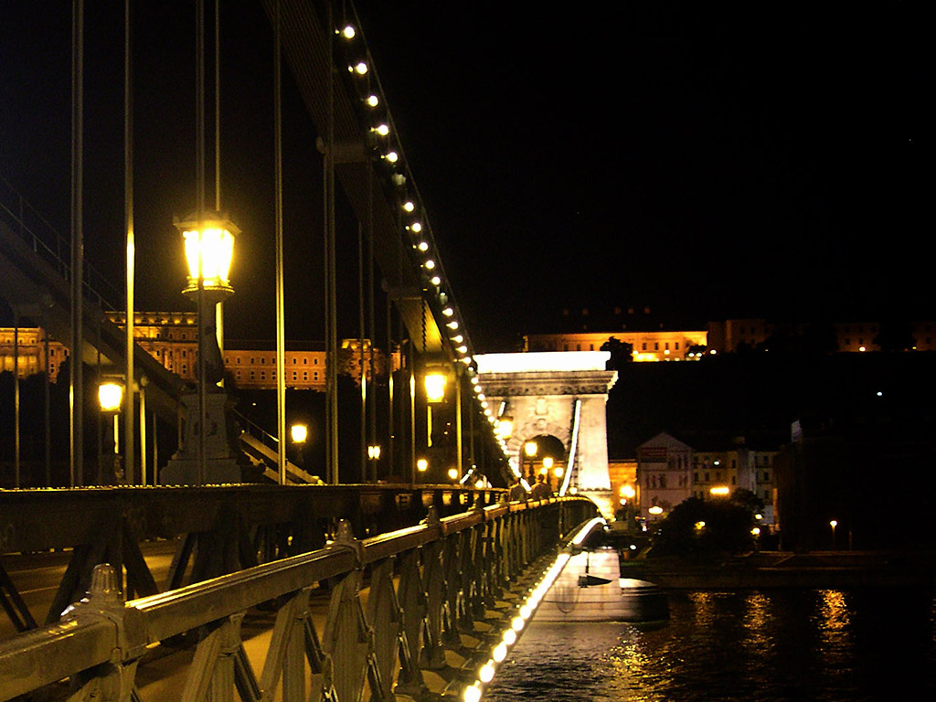 Budapest, Ungarn - die Kettenbrücke (Lánchíd), die älteste der Budapester Brücken über die Donau