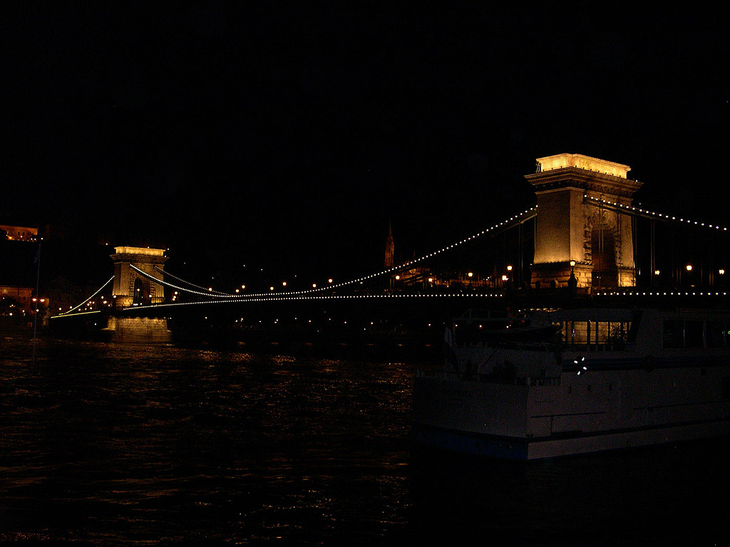 Budapest, Ungarn - die Kettenbrücke (Lánchíd), die älteste der Budapester Brücken über die Donau