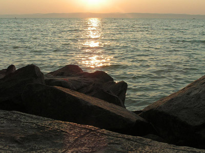 Plattensee (Balaton): Das ungarische Meer / Sonnenuntergang, goldene Brücke