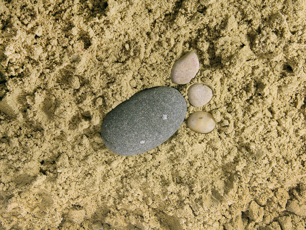 Ein Fußabdruck im Sand (Kies) - Hintergrundbild kostenlos